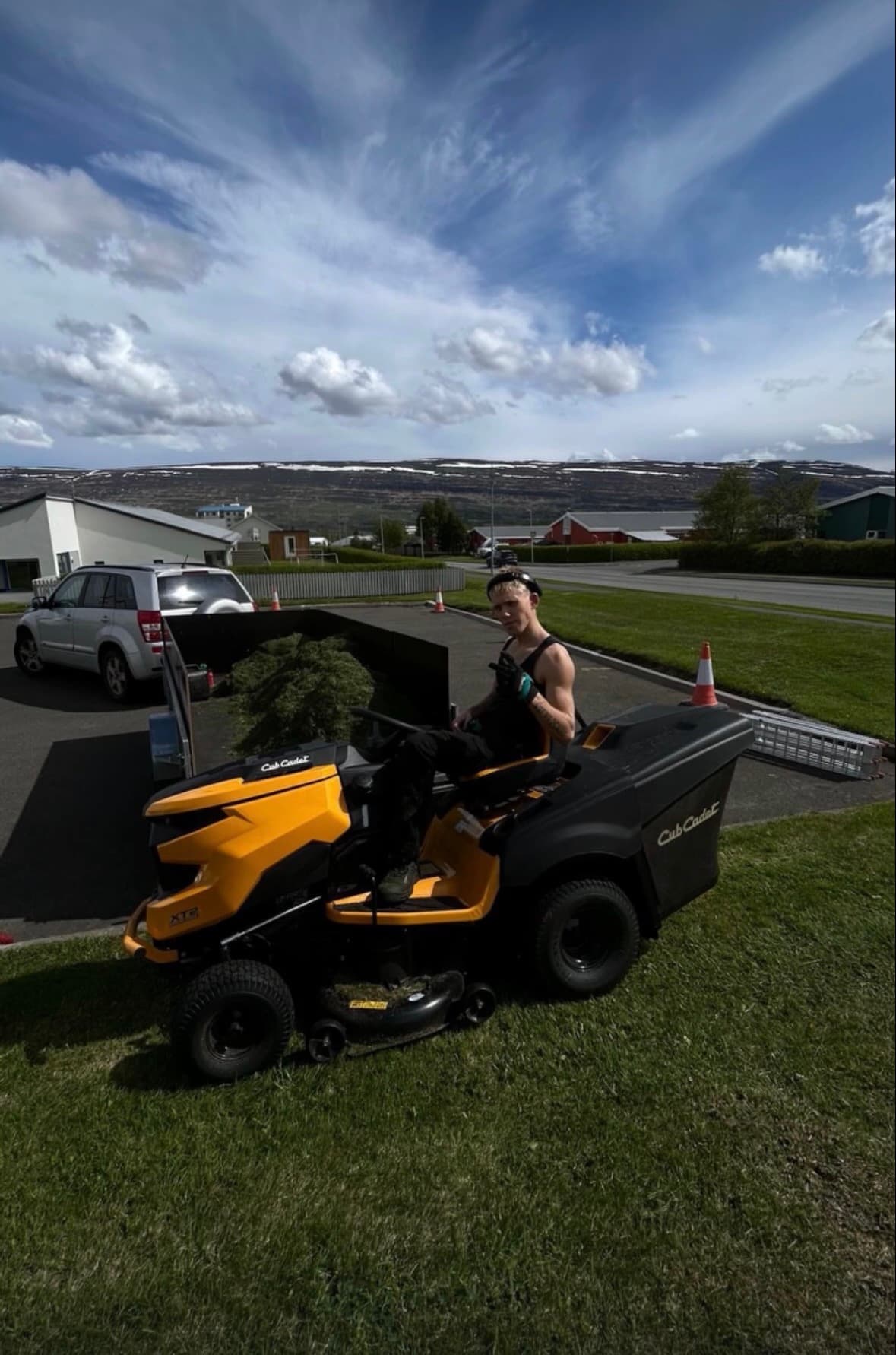 Gunnar á sláttutraktor við störf á Akureyri